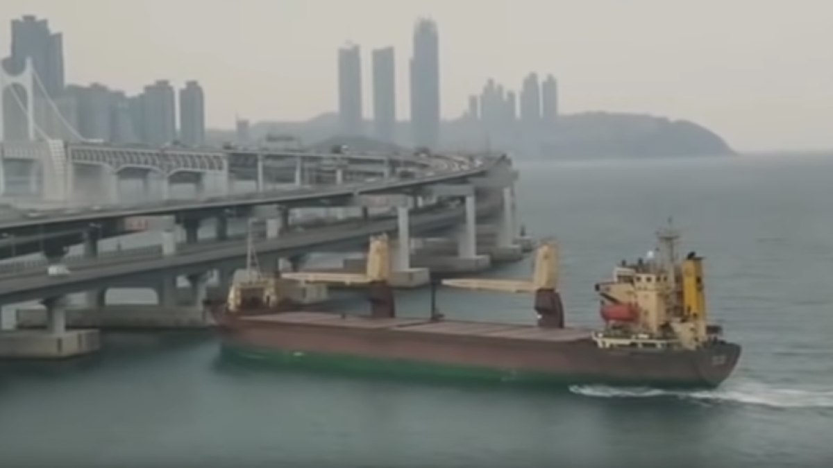 Un capitán borracho estrella un fuselaje ruso contra un puente en Corea del Sur