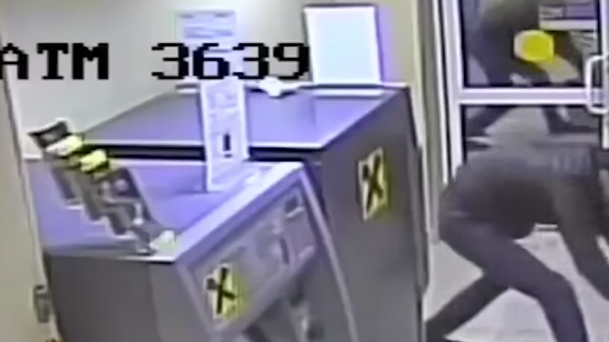 Un lladre rebenta un caixer amb explosius i s'emporta 27.000 euros