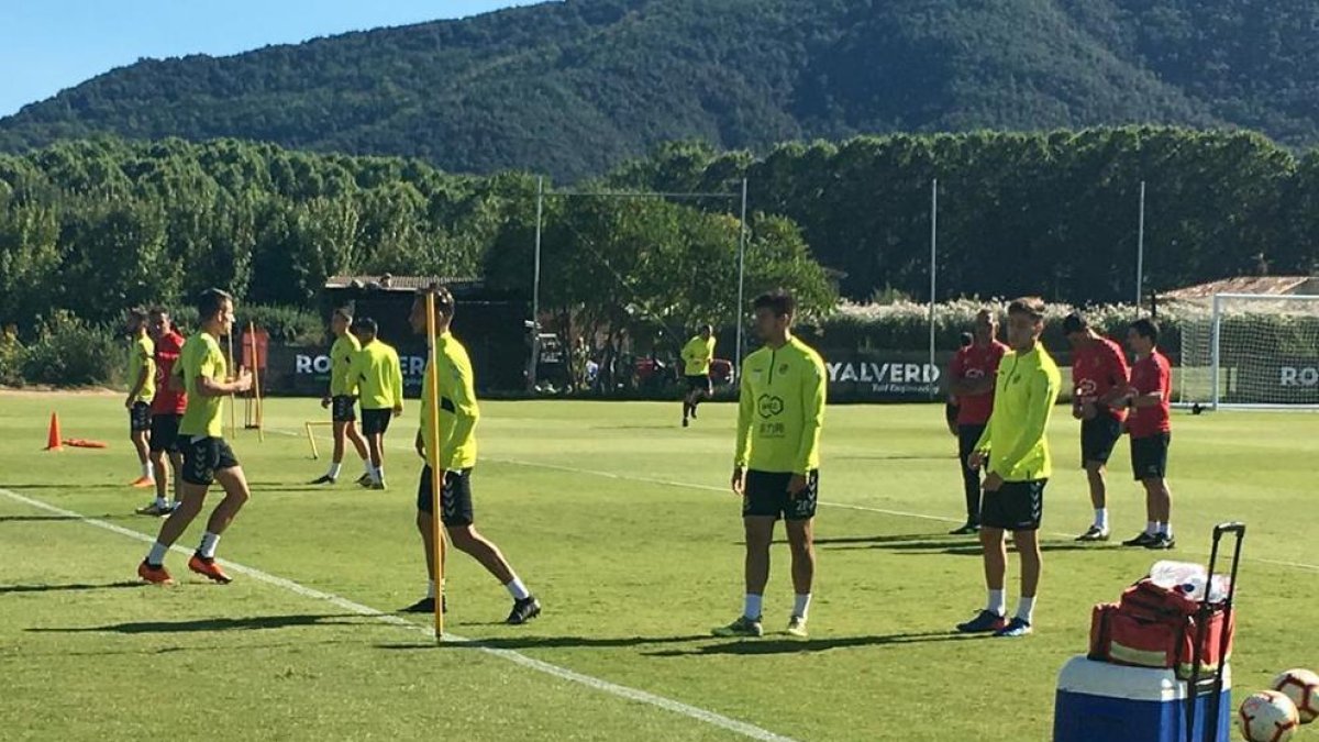 La plantilla del Nàstic se ejercita en Olot por falta de campo