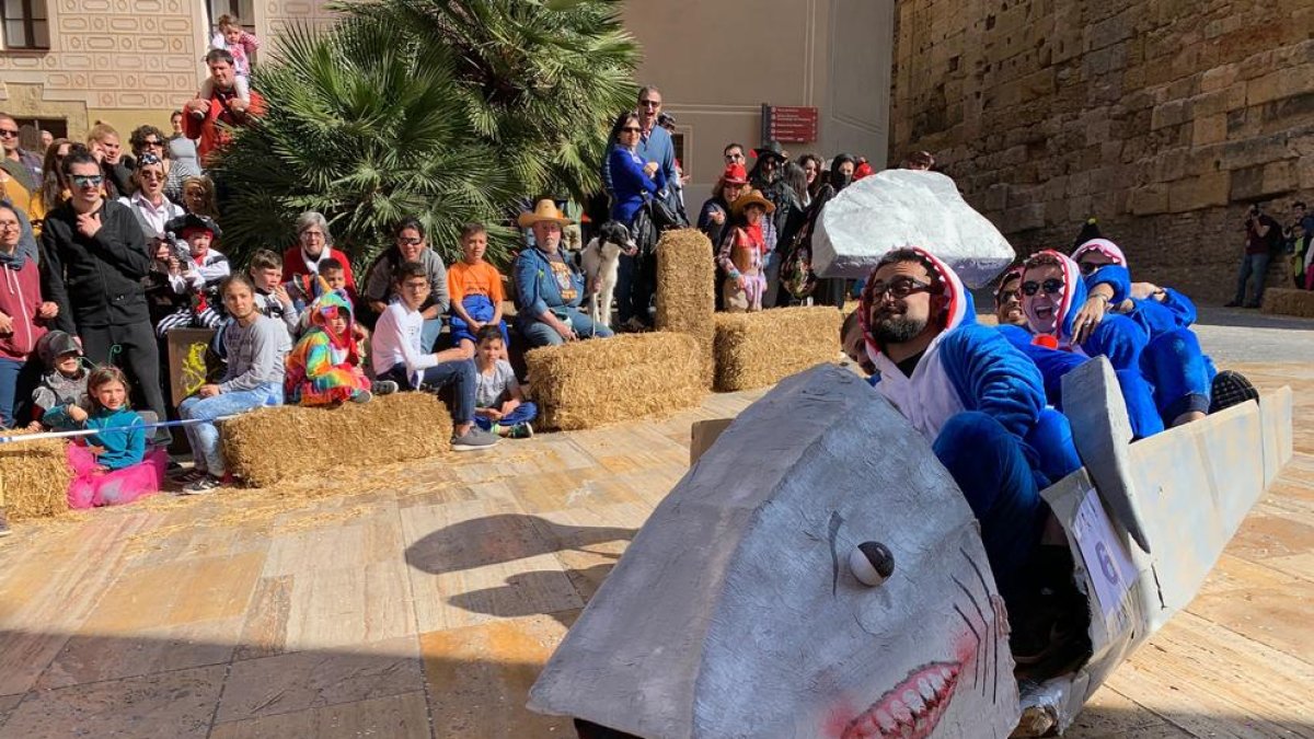 Pequeños y grandes llenan las calles para ver La Baixada del Pajaritu