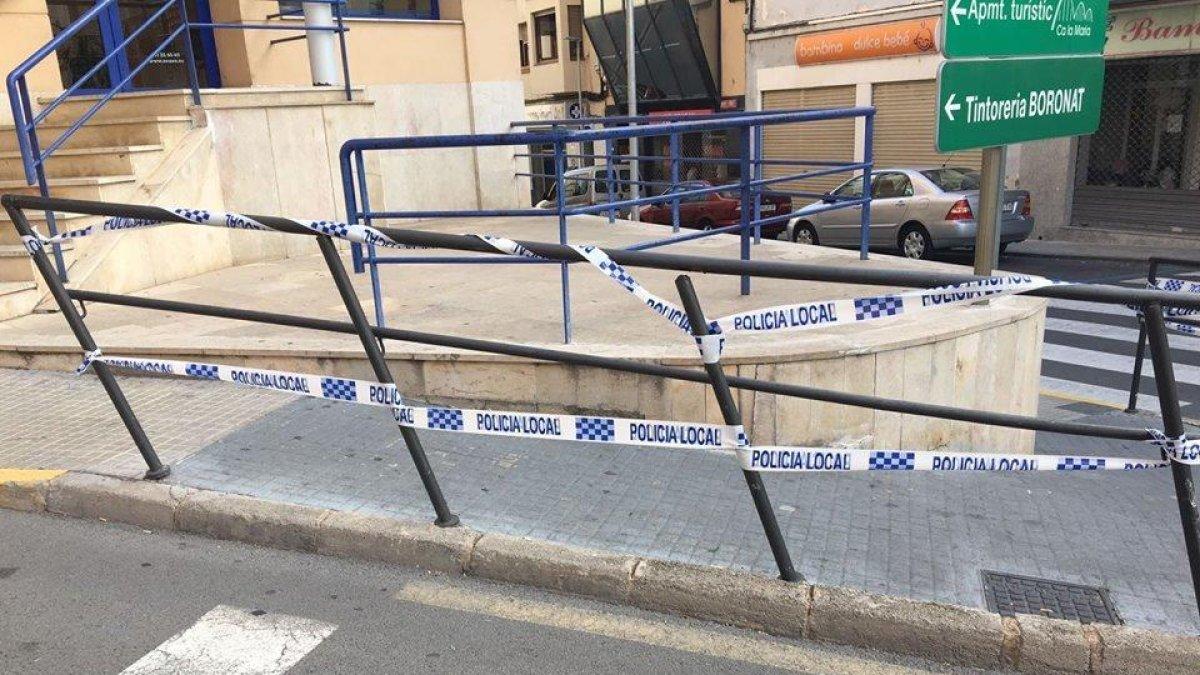 Buscan un conductor que chocó contra unas barandillas en Móra d'Ebre