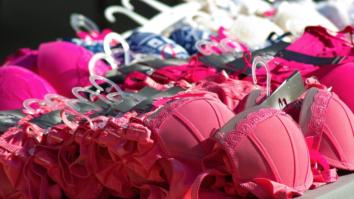 Denuncia que lo han despedido del trabajo para presentarse un día sin sujetador