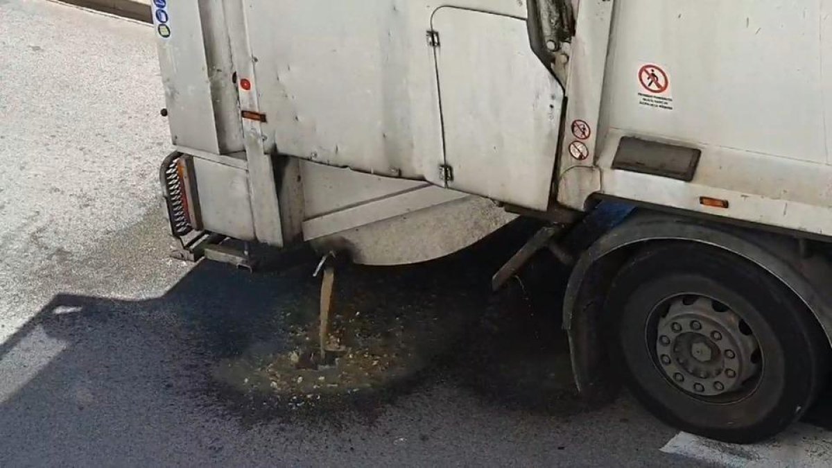Sant Pere i Sant Pau clama contra la brutícia causada pels contenidors soterrats