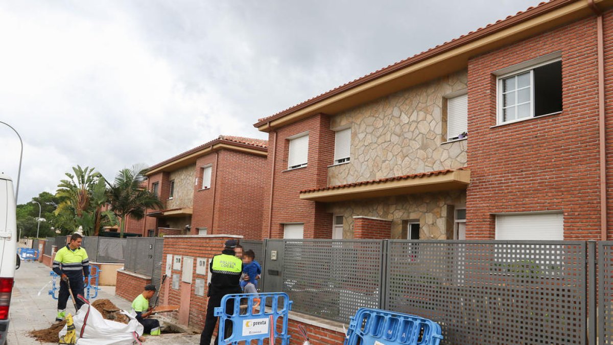 Operaris de Comaigua tallen el subministrament d'aigua a una casa ocupa