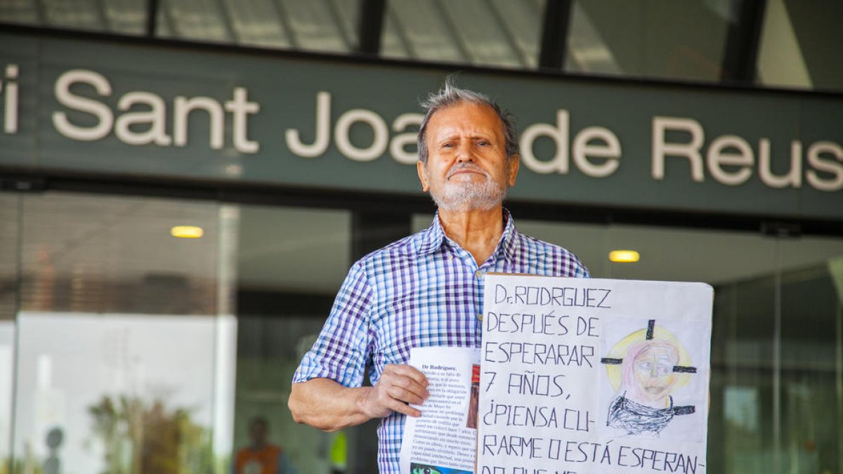 Denuncia que porta set anys amb una pròtesi que li està «matant el cos»