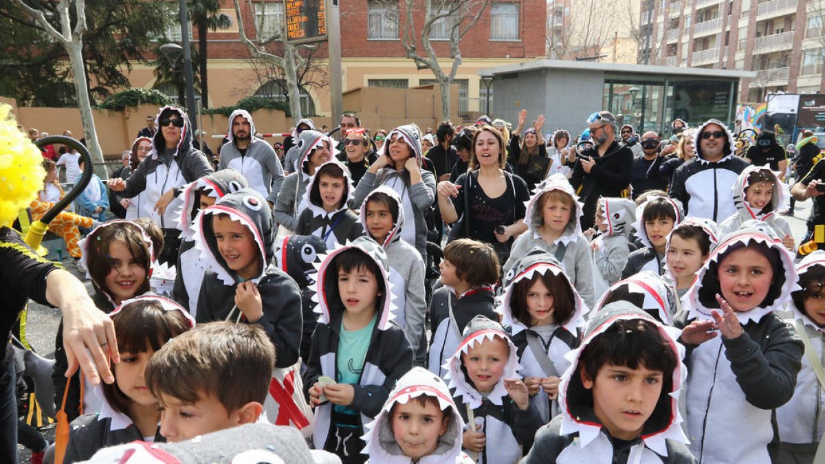 La resaca no es obstáculo para celebrar el desfile matinal de Carnaval del Reus