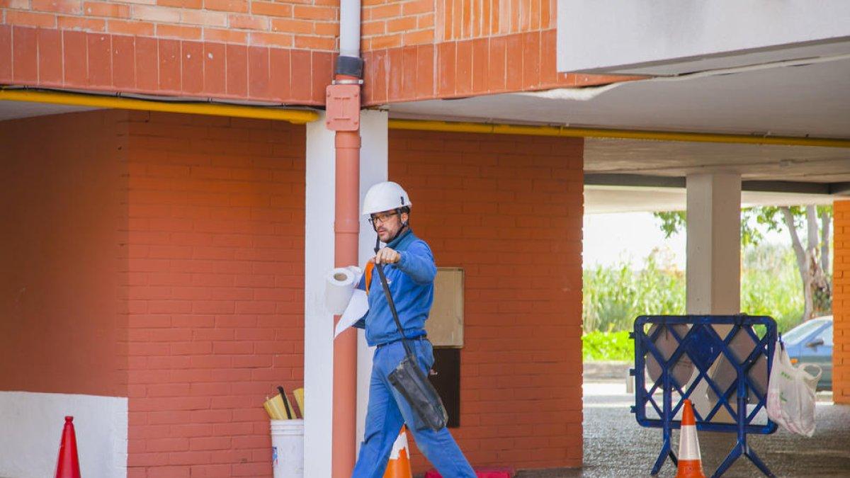 «Peligro» en los bloques de Mas Pellicer por los cuadros de luz abiertos
