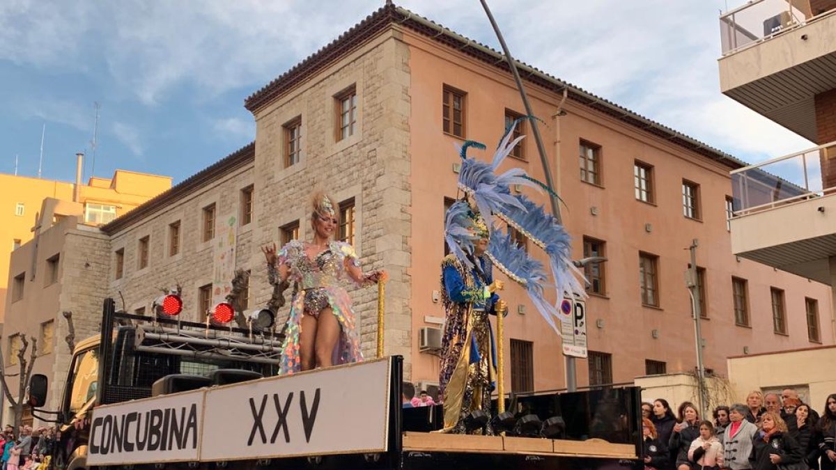 Las calles de la ciudad se llenan para ver el Desfile de la Artesanía