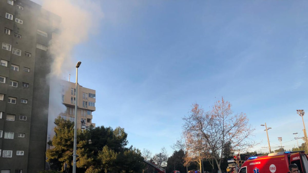 Almenys dos morts en un incendi en un edifici d'onze plantes al barri de les Corts de Barcelona