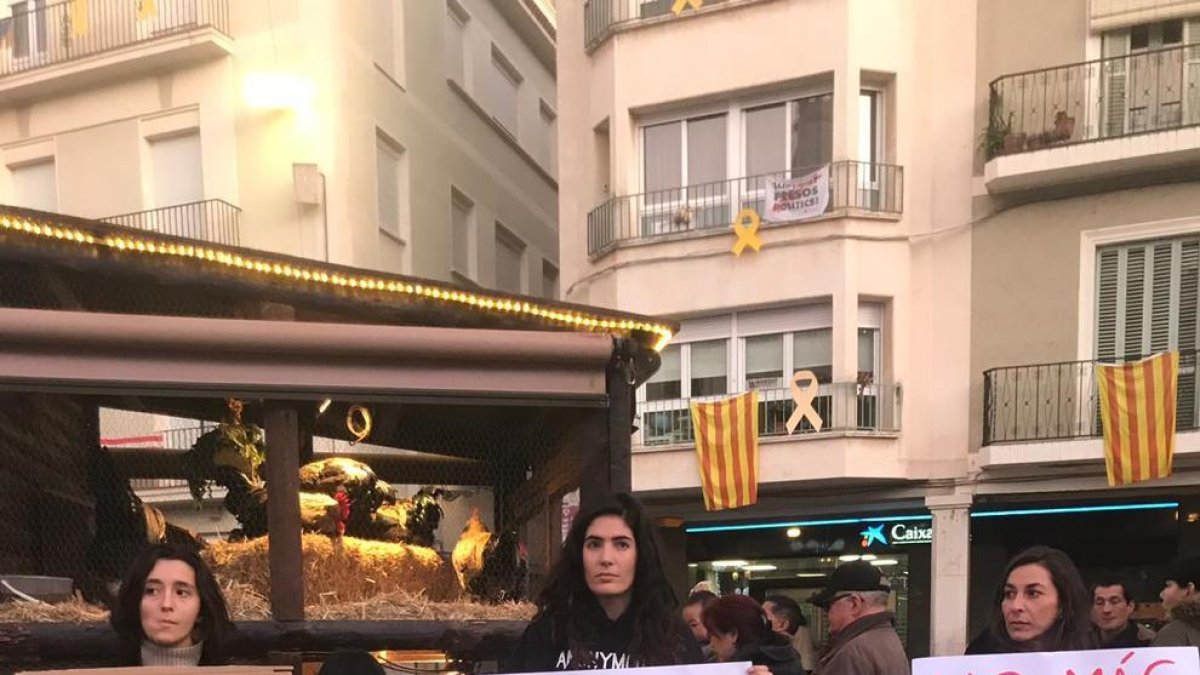 Quejas por las aves en el Mercado de Navidad del Mercadal