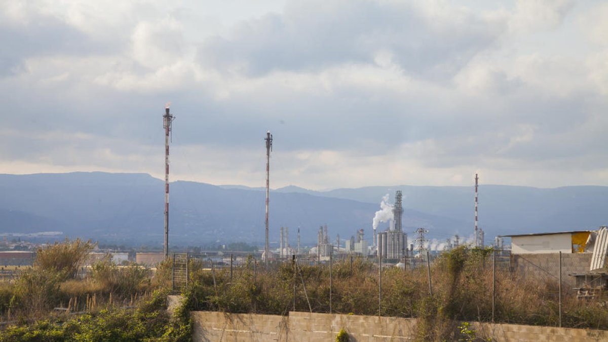 Repsol canviarà el cremador d'una torxa per reduir el fum i el soroll