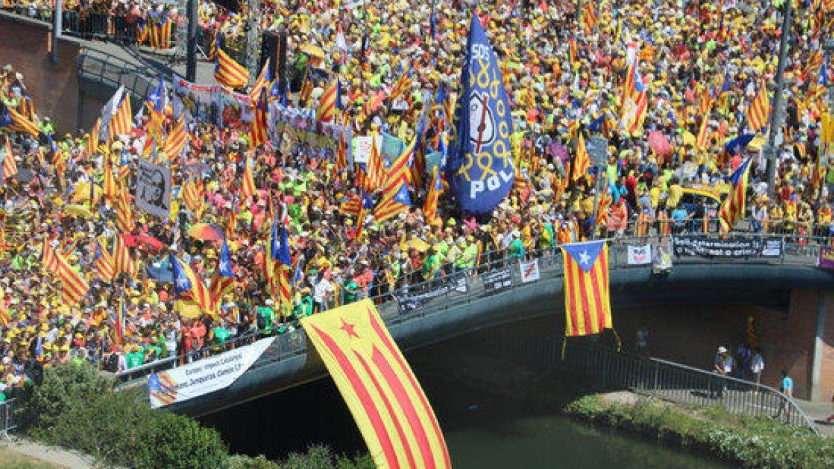 Foto aèria del pont a l'acte central de la concentració 'Omplim Estrasburg' davant del Parlament Europeu.