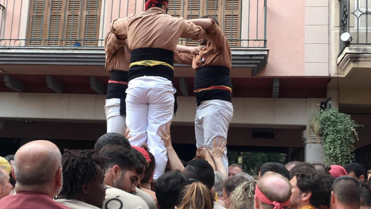 Els Xiquets de Reus obren la colla al Centre d'Acollida de Refugiats