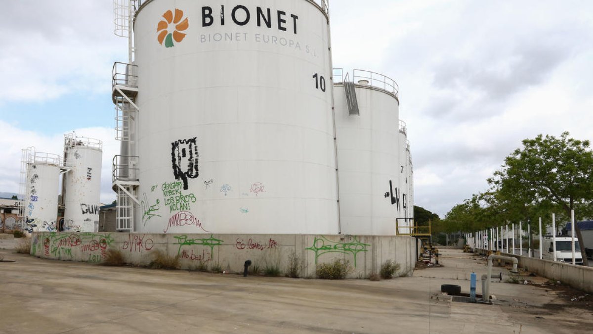 Desapareix la tanca del recinte de Bionet, que acumula residus i pous