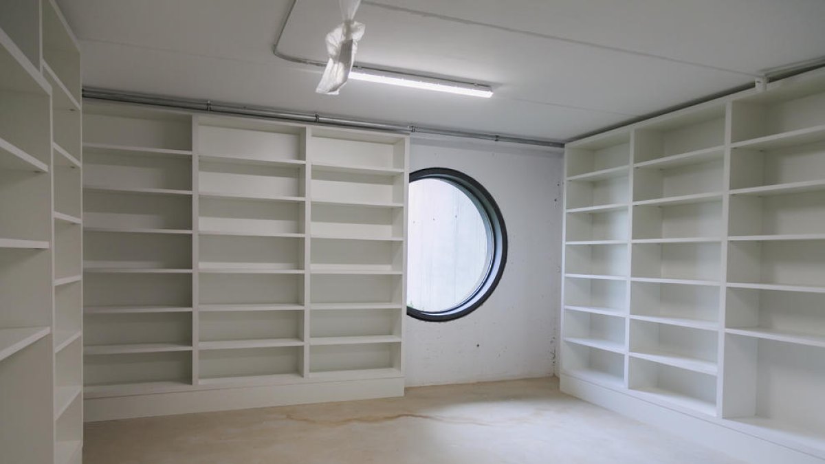 La creació d'un arxiu dóna per acabat l'edifici de la Biblioteca Pere Anguera