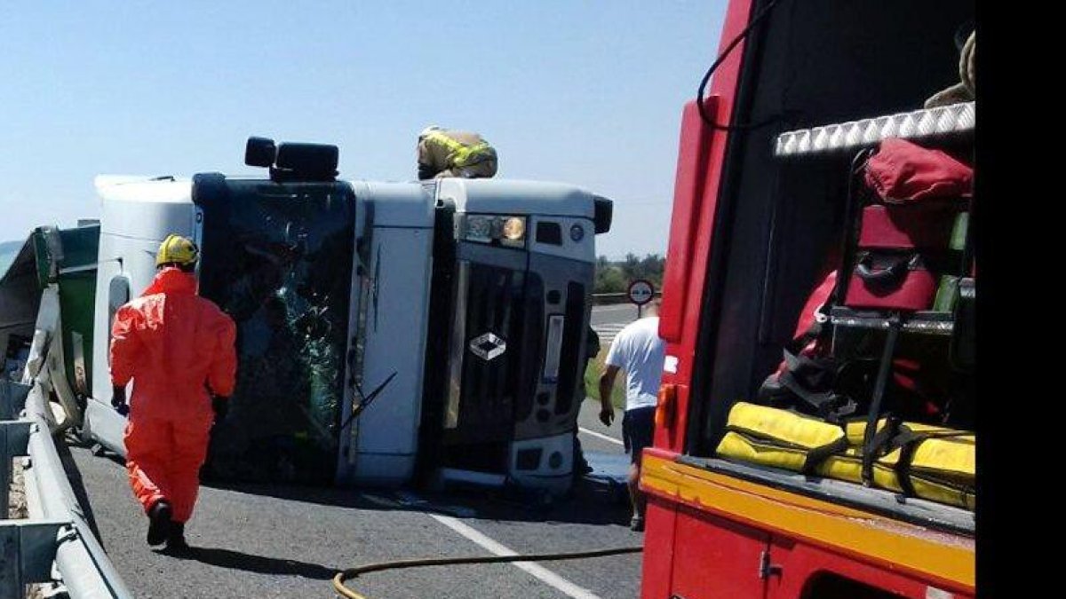 Bolca un camió carregat de ferros a l'AP-7 a l'Aldea