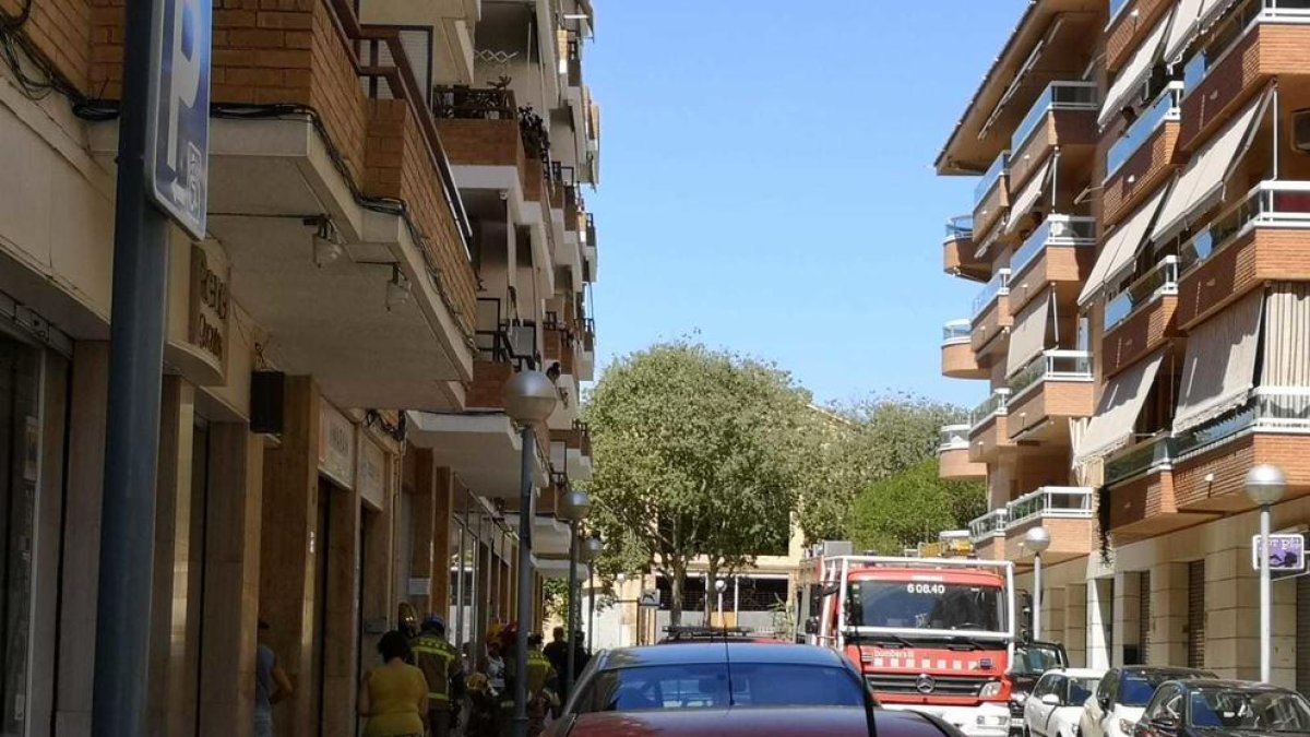 Tres dotaciones de Bombers trabajan en un escape de gas en el barrio del Colomí de Vila-seca