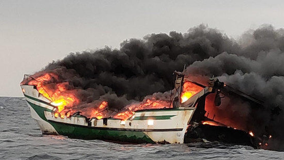 Muere un tripulante en el incendio de un pesquero a 11 millas del Port de la Selva