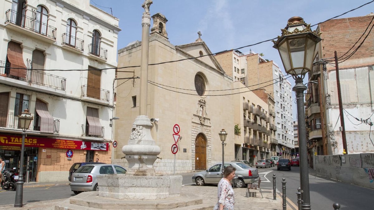 Confon els controls de la cadira de rodes i xoca contra un autobús a Reus