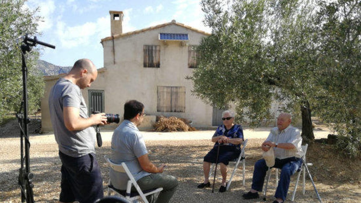 Un moment de la gravació del testimoni de dos dels supervivents dels bombardejos de Tortosa per al documental.