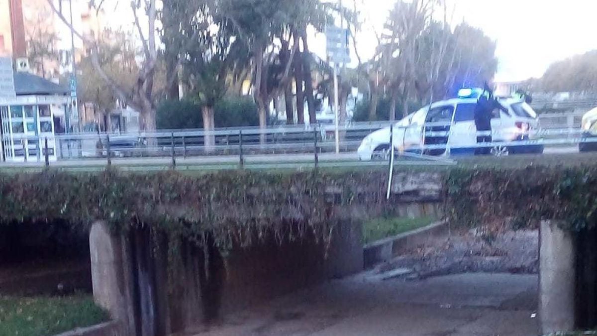 Un conductor begut s'accidenta amb el seu turisme i cau per un pont