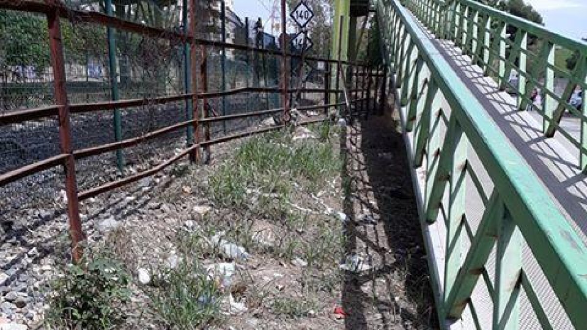 Denuncian la falta de limpieza de la zona del puente verde de Salou