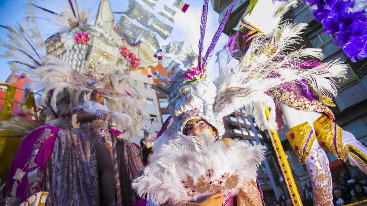 Las mejores comparsas del Carnaval deslumbran la ciudad con fantasía y baile