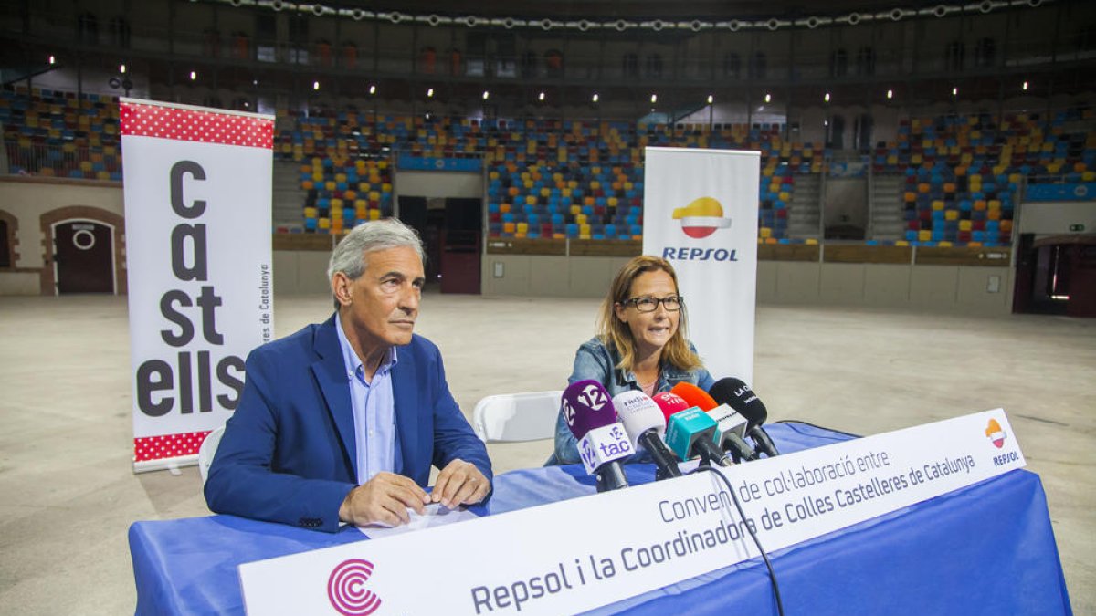 El responsable de Comunicación y Relaciones Externas de Repsol en Tarragona, Josep Bertran, y la presidenta de la Coordinadora de Colles Castelleres de Catalunya (CCCC), Inés Solé.