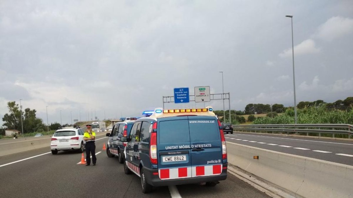 Accidente mortal en una salida de vía de una furgoneta en la A-7 en Vila-seca