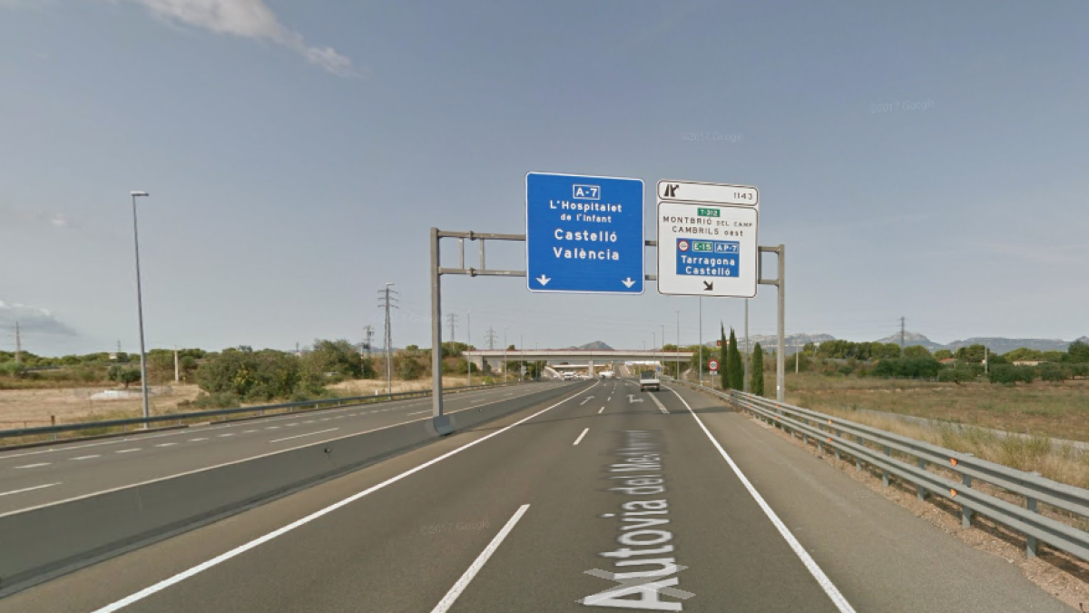 Un ferit lleu en una sortida de via a l'A-7 a Cambrils
