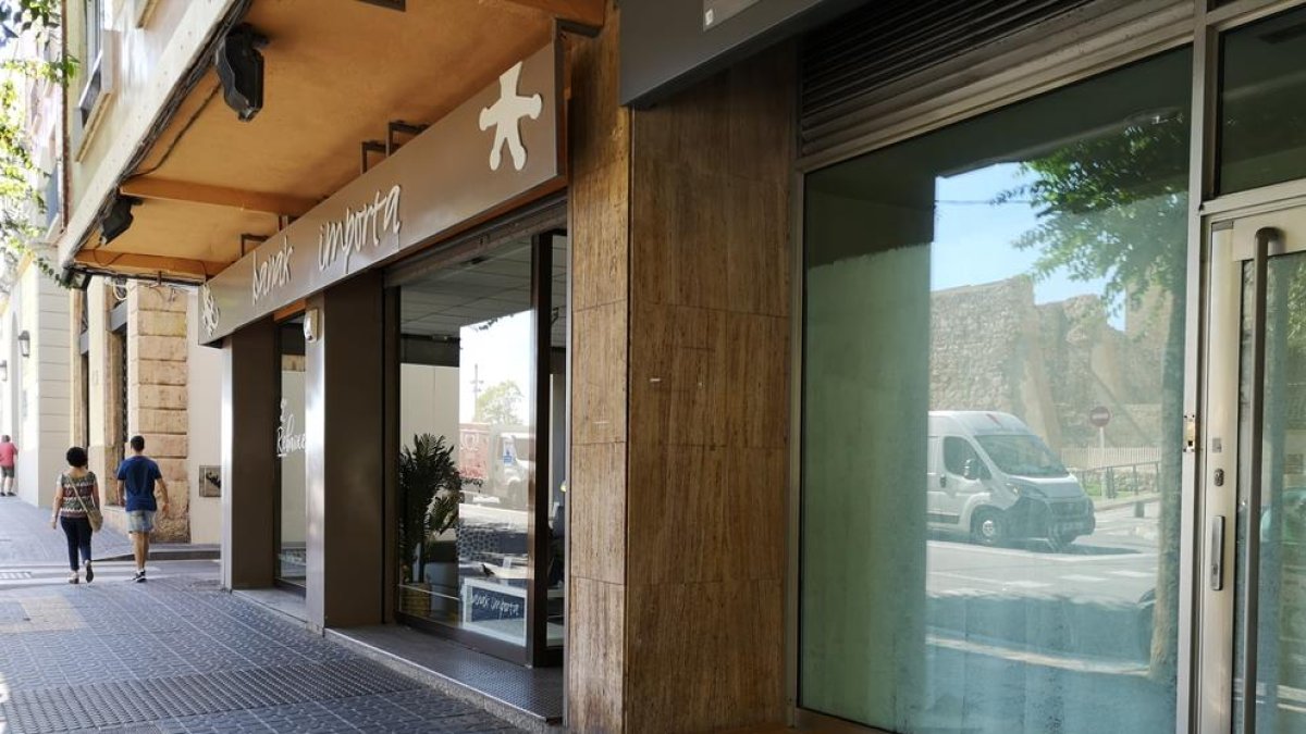 Un home que dorm a la Rambla Vella «atemoreix» unes botigueres