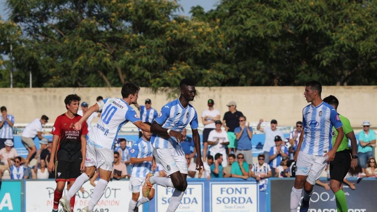 Los clubs catalanes de Segunda B vuelan a los equipos baleares fuera del grupo tercero