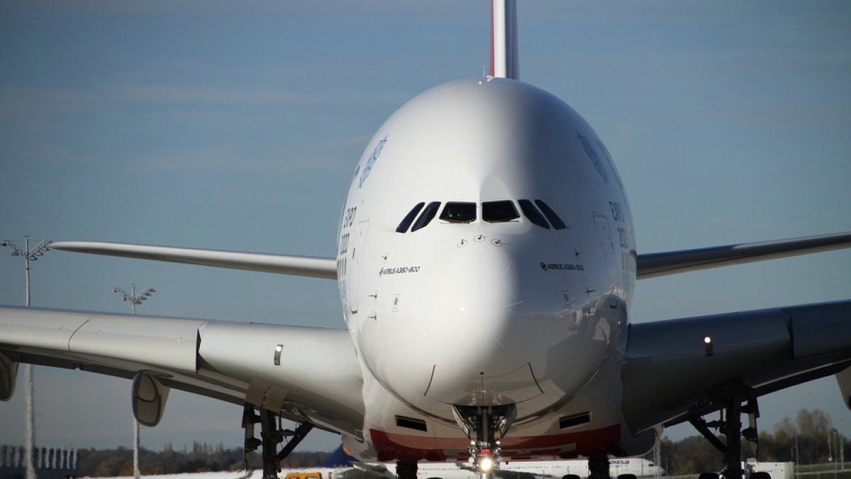 En quarantena un avió d'Emirates després que 100 passatgers es posessin malalts