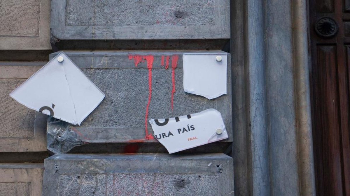 Òmnium Cultural denuncia un nou atac a la seva seu de Barcelona