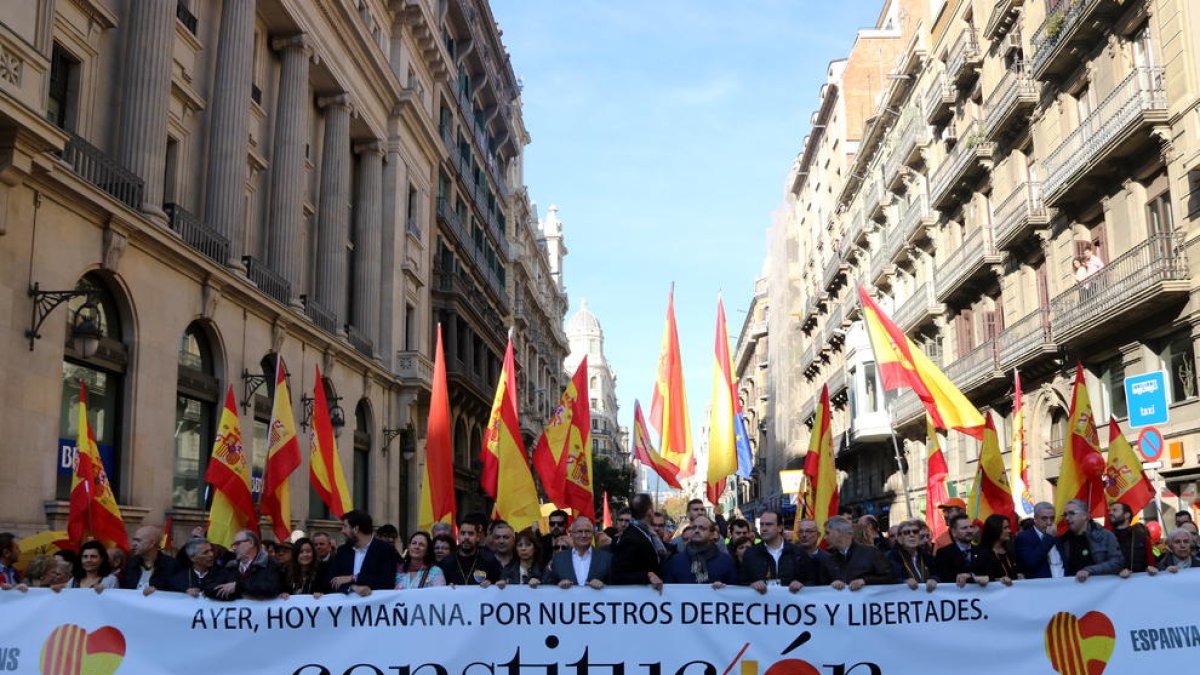 Unes dos mil persones es manifesten sense incidents a Barcelona a favor de la Constitució
