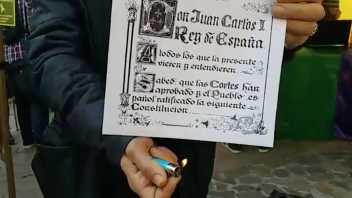 Alternativa Baix Gaià crema la Constitució en un acte a Torredembarra