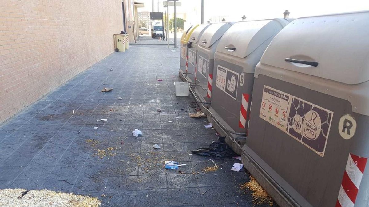 Denuncian la suciedad acumulada en los alrededores del Parque Central