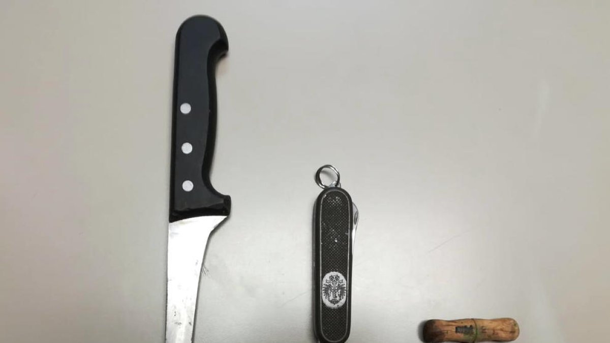 Detingut un home que s'ha presentat a comissaria armat amb un ganivet, una navalla i un punxó