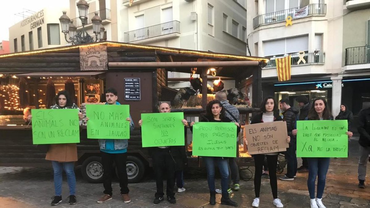 Tarragona Animal Save torna a protestar per la presència d'animals vius al Mercat de Nadal