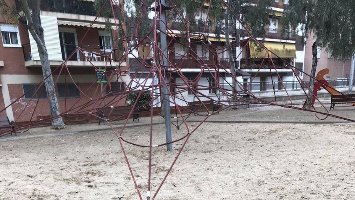 Denuncian la presencia de excrementos de perro en una zona de juegos infantil en Tarragona