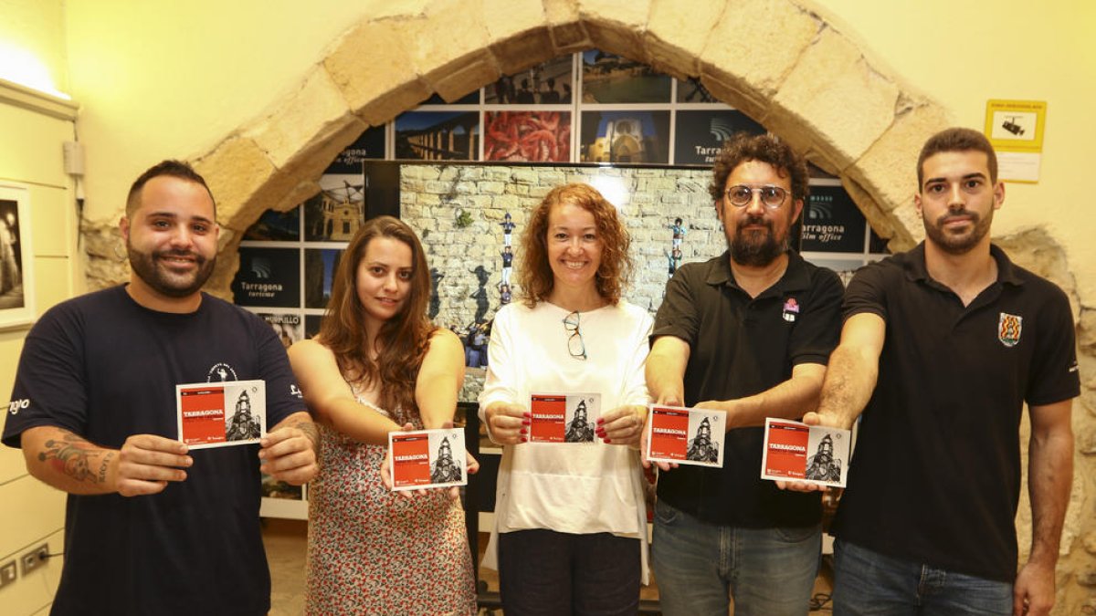 Los castellers se abren a los turistas y les invitan a vivir sus ensayos
