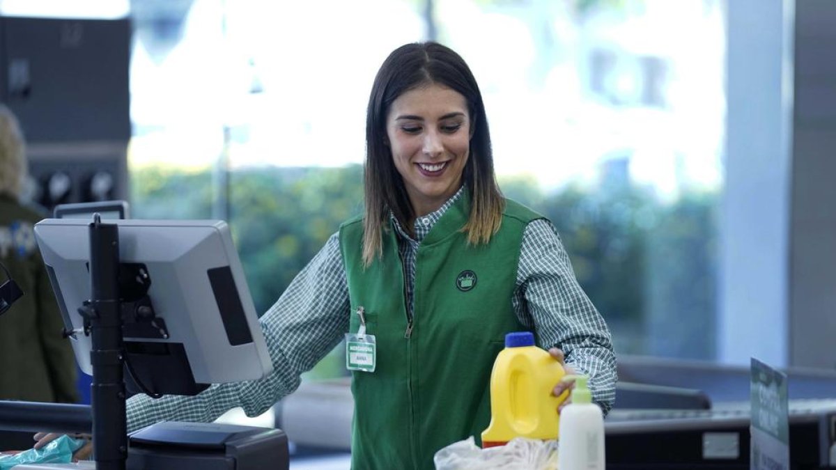 Mercadona renueva los uniformes del personal de tienda por unos de más moders y ergonómicos