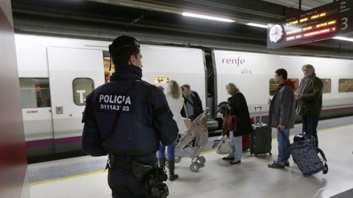 Els TEDAX analitzen un objecte amb forma de possible artefacte explosiu a Sants