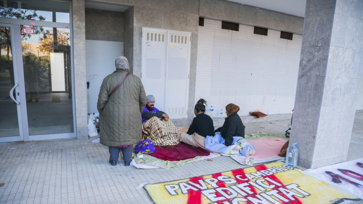 Familias con pocos recursos intentan ocupar un bloque vacío en Mas Iglesias