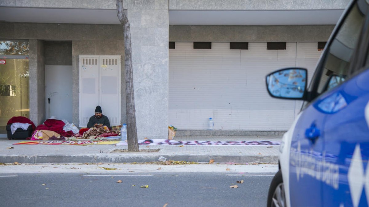 Les famílies acampades des de dimecres al carrer volen una reunió amb l'alcalde