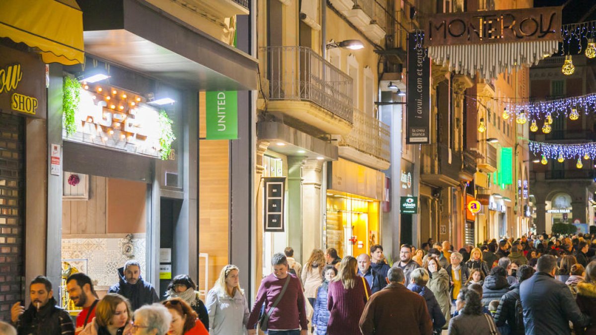 Ambiente en las calles para el primer festivo de apertura y la campaña de Navidad