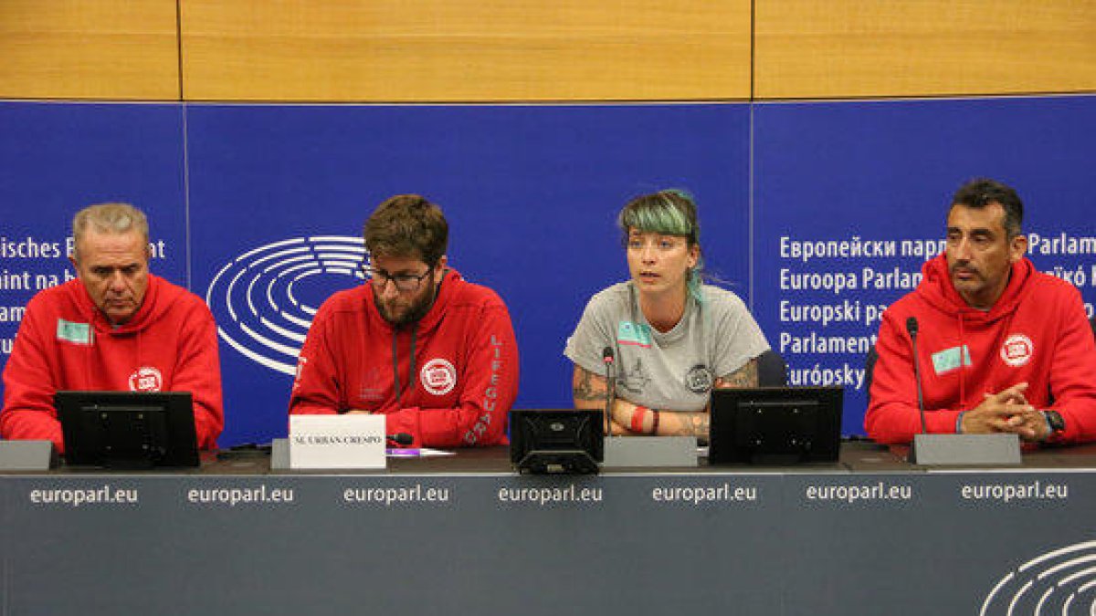 Los miembros de Open Arms y el eurodiputado Miguel Urbán (segundo por la izquierda) durante la rueda de prensa en la Eurocámara el 2 de julio.