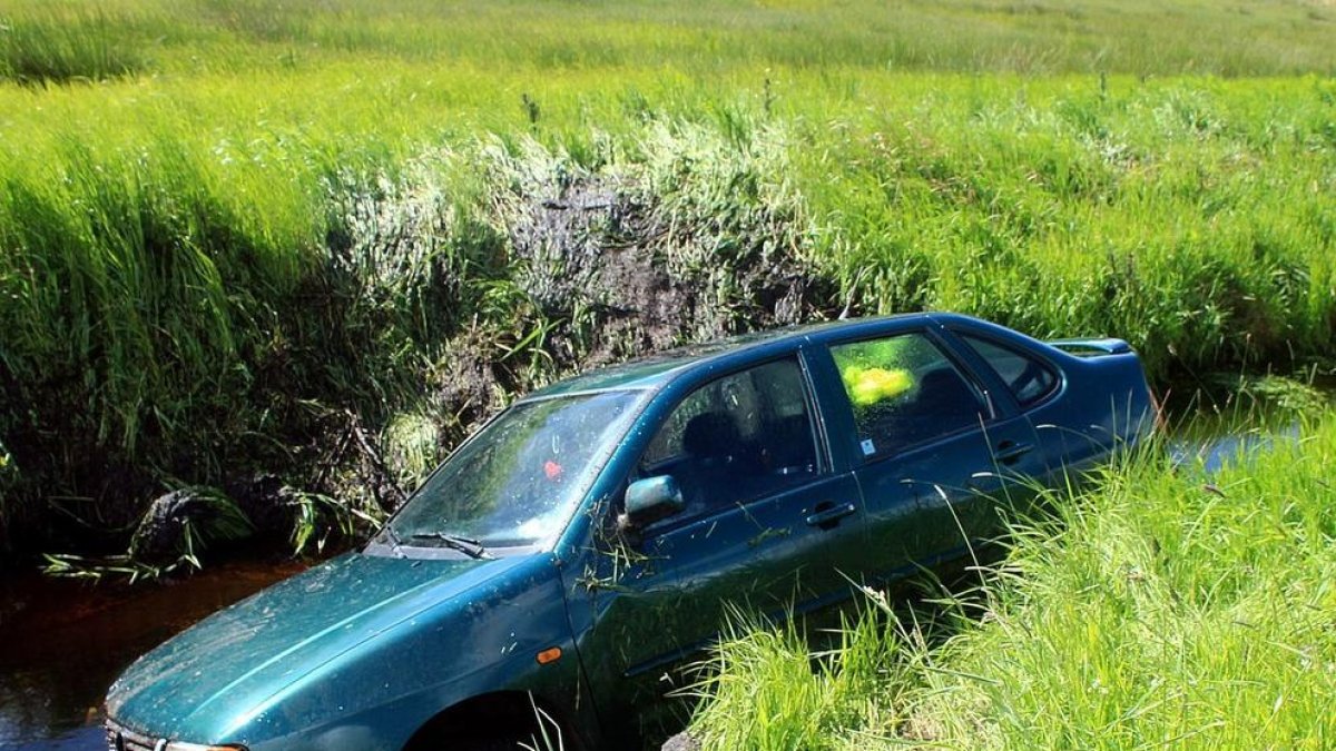 Un conductor que quintuplicaba la tasa de alcohol se cae a un canal de riego en Amposta