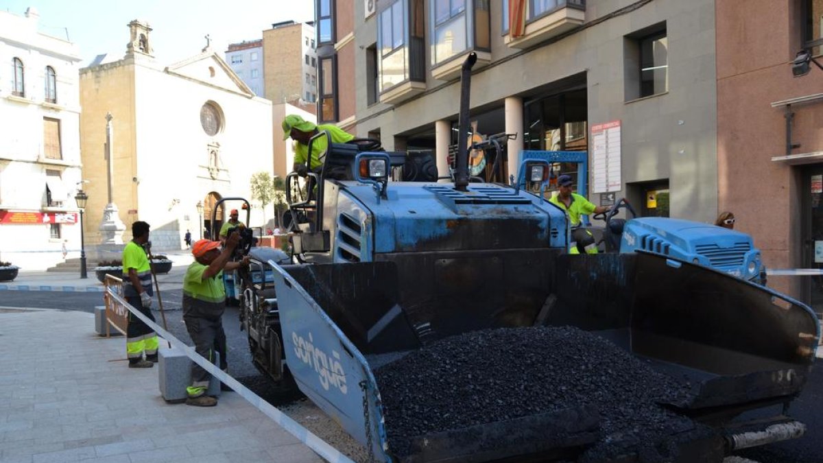 En marcha los trabajos de asfaltado del arrabal del Pañol