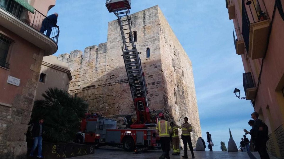 Un carreu de la Torre del Pretori «poc reforçat» obliga als Bombers a senyalitzar la zona